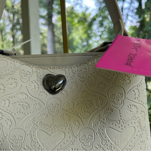NWT- BETSY JOHNSON Chic Embossed Crossbody Bag in Cream Hearts/skulls❤️ - Picture 4 of 9